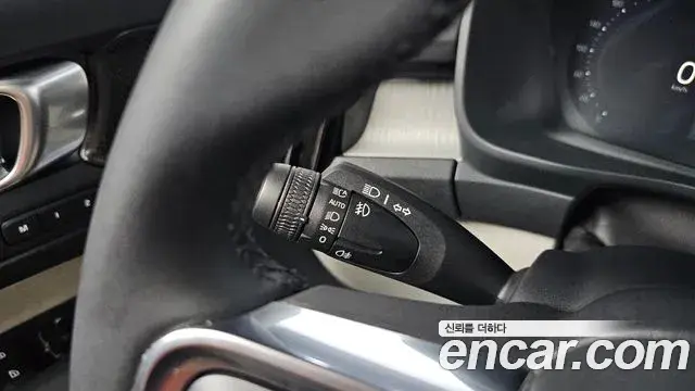 Volvo XC40 2025 — ფოტო 25/30