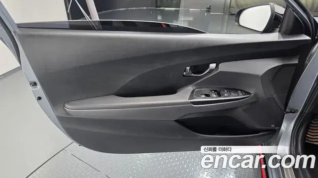 Hyundai Veloster 2019 — ფოტო 19/30