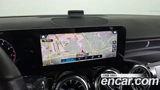 Mercedes-Benz GLB-Class 2022 — Photo 20/33