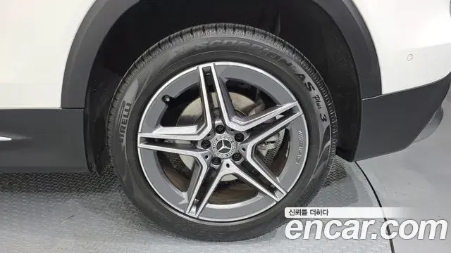 Mercedes-Benz GLB-Class 2022 — Photo 27/33