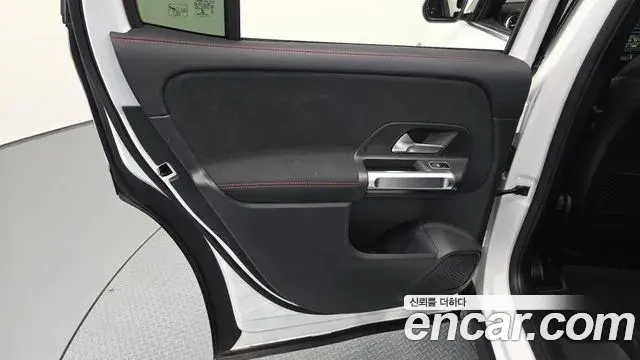 Mercedes-Benz GLB-Class 2022 — Photo 18/33