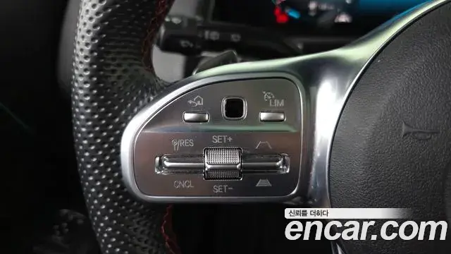 Mercedes-Benz GLB-Class 2022 — Photo 15/33