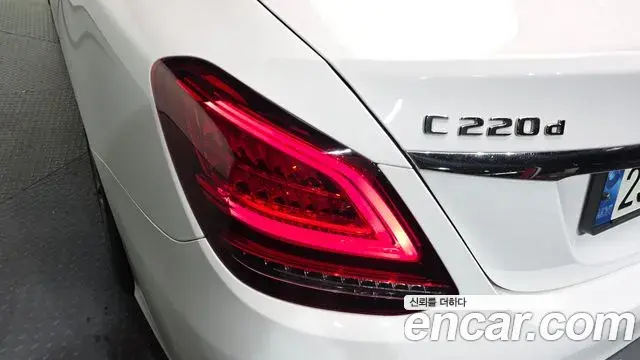Mercedes-Benz C-Class 2019 — Photo 7/30