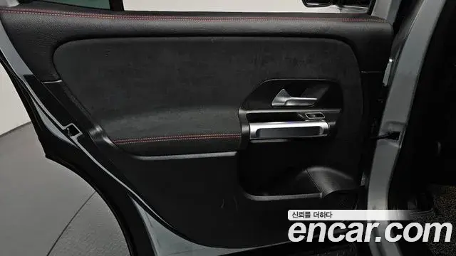 Mercedes-Benz GLB-Class 2021 — Photo 34/34