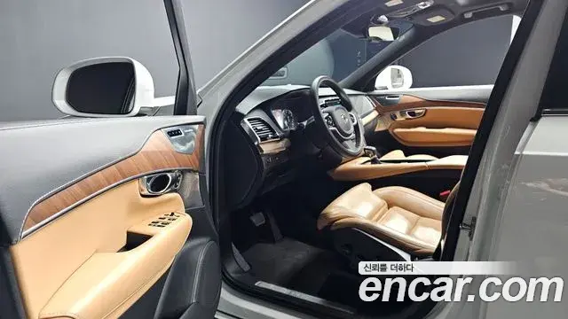 Volvo XC90 2019 — Photo 18/20