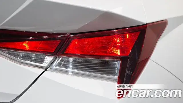 Hyundai The New Avante Hybrid 2023 — Photo 14/30