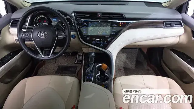Toyota Camry 2018 — Şəkil 28/31