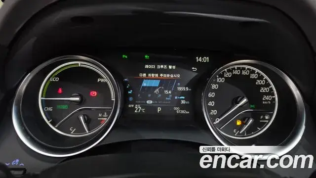 Toyota Camry 2018 — Şəkil 13/31