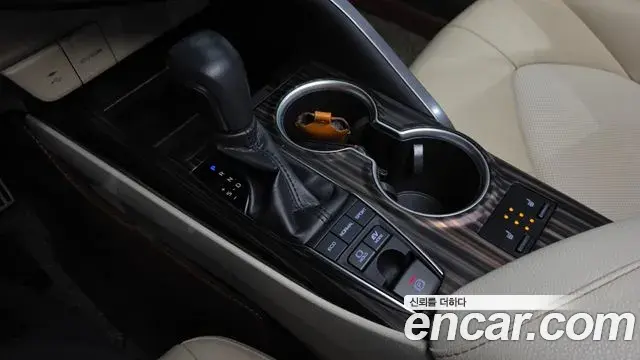 Toyota Camry 2018 — Şəkil 14/31