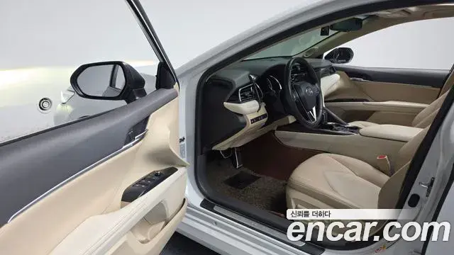 Toyota Camry 2018 — Şəkil 30/31