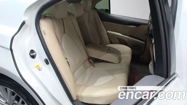 Toyota Camry 2018 — Şəkil 12/31