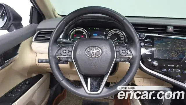 Toyota Camry 2018 — Şəkil 23/31