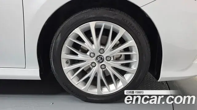 Toyota Camry 2018 — Şəkil 29/31