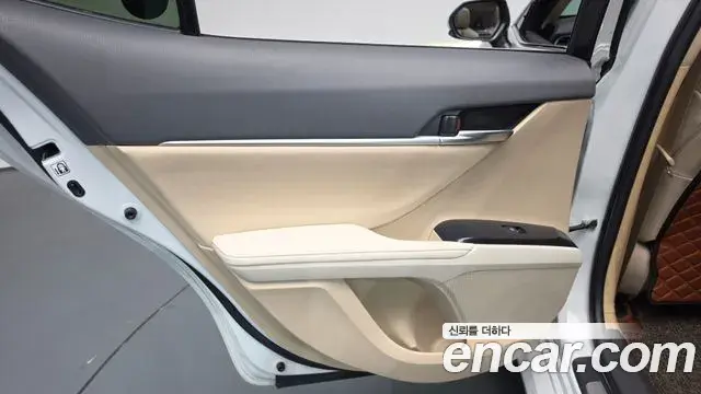 Toyota Camry 2018 — Şəkil 18/31