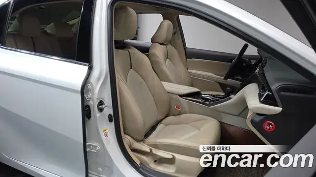 Toyota Camry 2018 — Şəkil 25/31