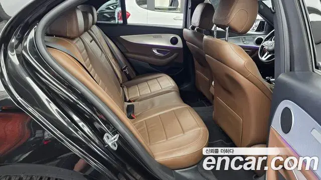 Mercedes-Benz E-Class 2019 — Фото 12/20