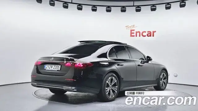 Mercedes-Benz E-Class 2024 — ფოტო 25/30