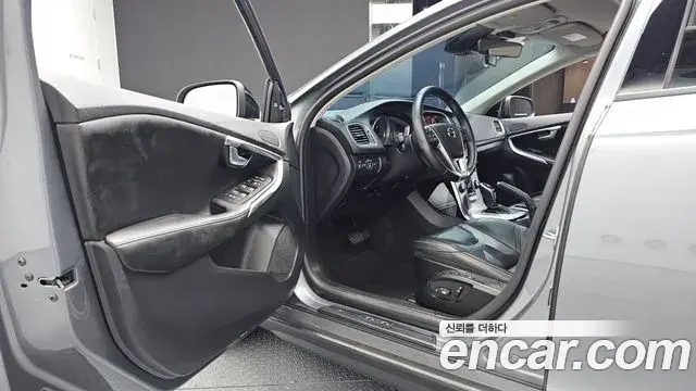 Volvo V40 Cross Country 2019 — Şəkil 21/33