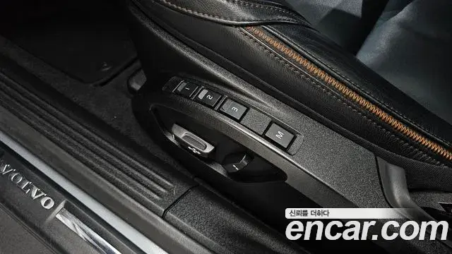 Volvo V40 Cross Country 2019 — Şəkil 28/33