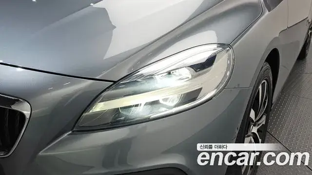 Volvo V40 Cross Country 2019 — Şəkil 18/33