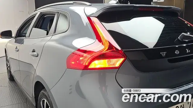 Volvo V40 Cross Country 2019 — Şəkil 19/33