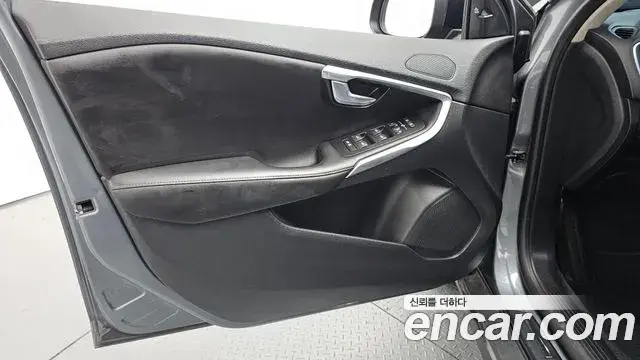 Volvo V40 Cross Country 2019 — Şəkil 27/33