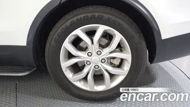 Land Rover Discovery 5 2018 — Şəkil 26/34