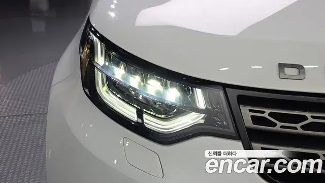 Land Rover Discovery 5 2018 — Şəkil 14/34