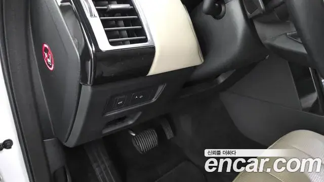 Land Rover Discovery 5 2018 — Şəkil 15/34