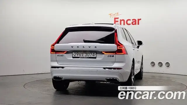Volvo XC60 2019 — Photo 18/20