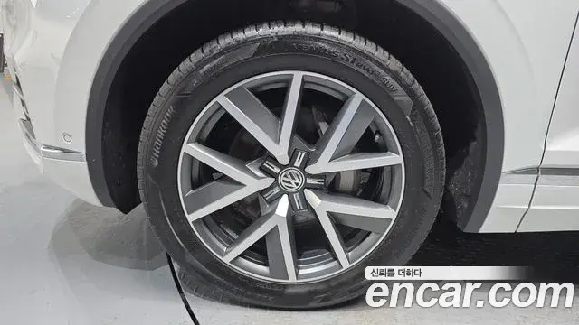 Volkswagen Touareg 2020 — ფოტო 9/20