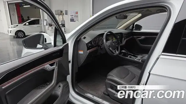 Volkswagen Touareg 2020 — ფოტო 5/20