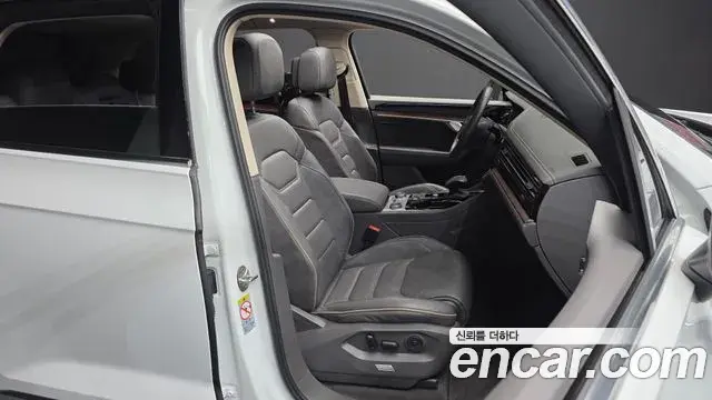Volkswagen Touareg 2020 — ფოტო 14/20