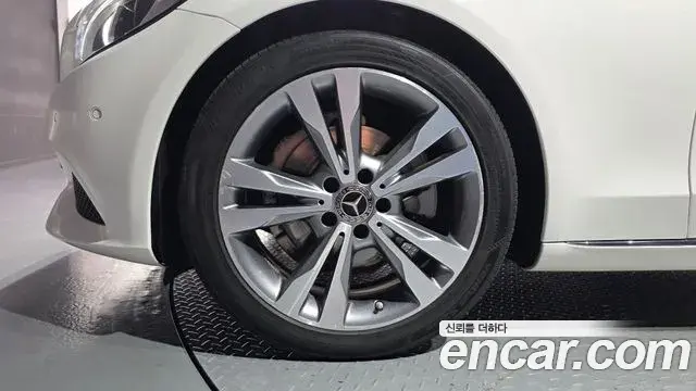 Mercedes-Benz C-Class 2018 — Photo 15/20