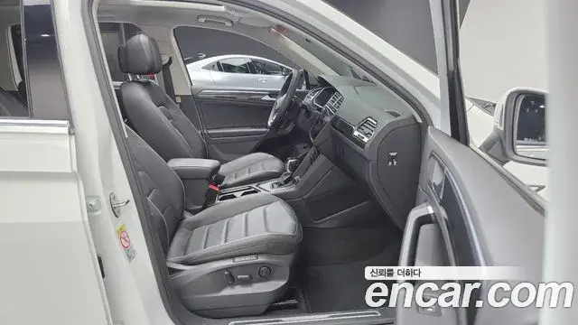 Volkswagen Tiguan 2021 — Şəkil 18/20