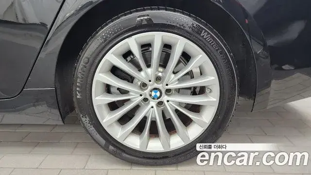 BMW 5 Series 2018 — Photo 25/32