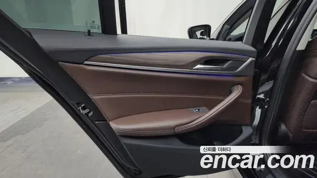 BMW 5 Series 2018 — Photo 22/32
