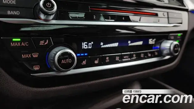 BMW 5 Series 2018 — Photo 21/32