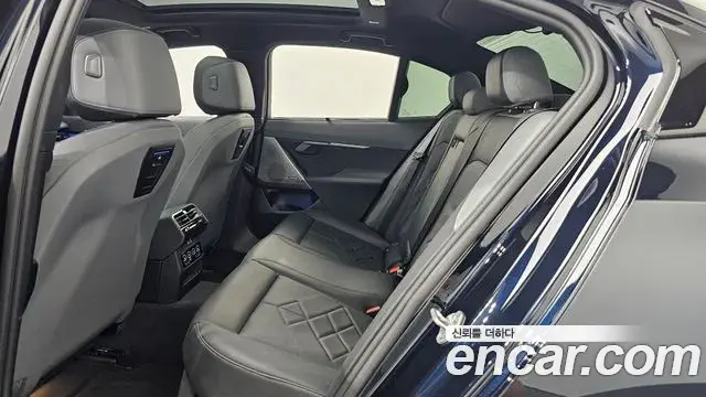 BMW 5 Series 2025 — Şəkil 15/33