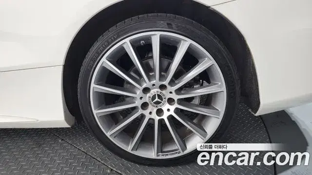 Mercedes-Benz C-Class 2018 — Şəkil 4/28