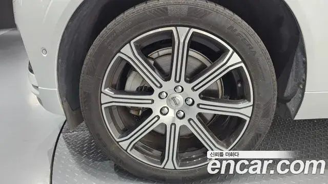 Volvo XC60 2019 — ფოტო 11/20