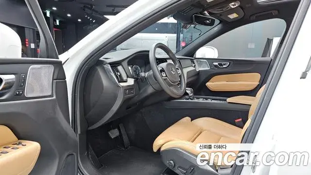 Volvo XC60 2019 — ფოტო 17/20