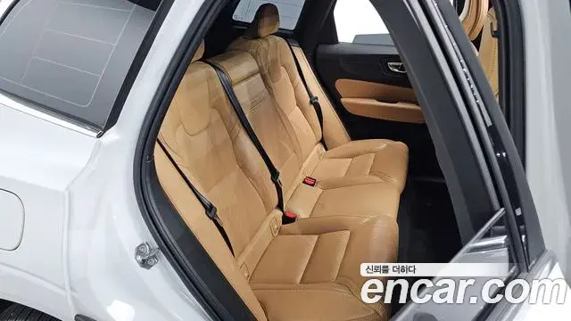 Volvo XC60 2019 — ფოტო 8/20