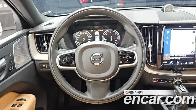 Volvo XC60 2019 — ფოტო 10/20