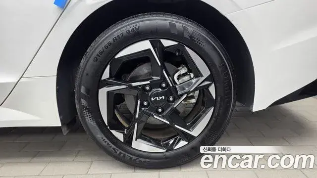 Kia K5 2024 — Şəkil 17/32