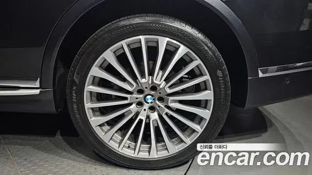 BMW X7 2022 — Şəkil 33/36