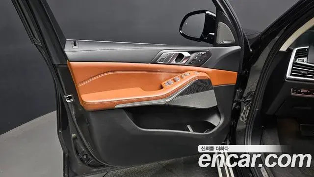 BMW X7 2022 — Şəkil 32/36