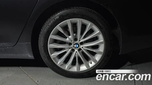 BMW 5 Series 2019 — Photo 21/33