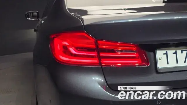 BMW 5 Series 2019 — Photo 24/33