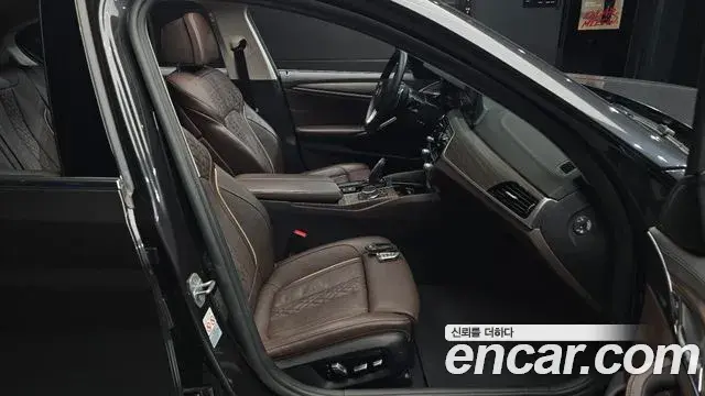 BMW 5 Series 2019 — Photo 32/33